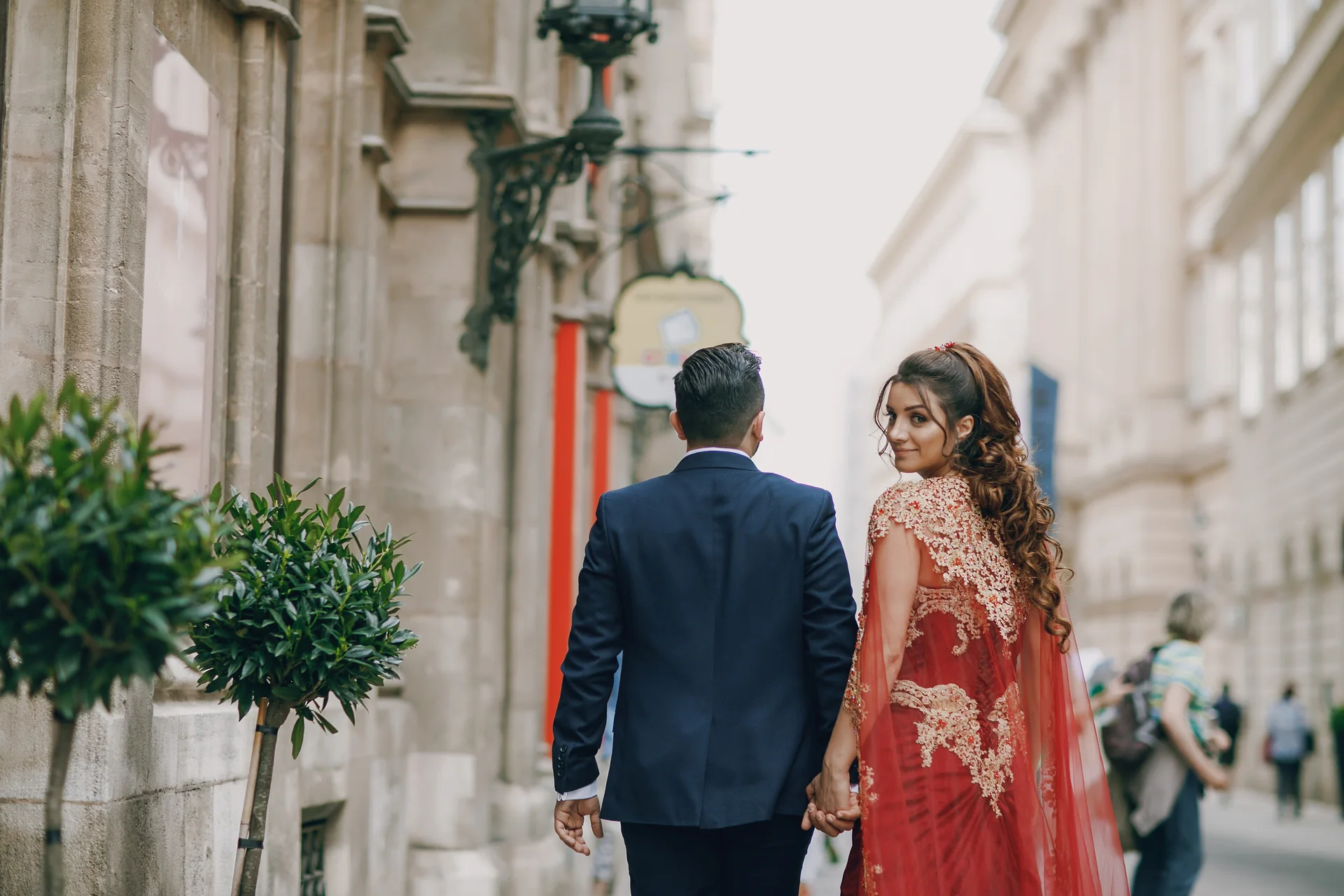 Wedding couple walking through the city